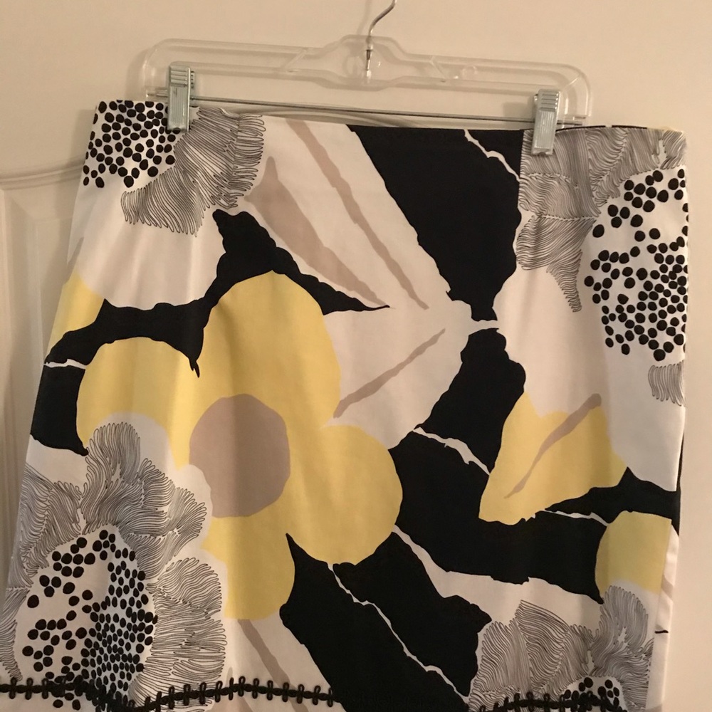 Flowered straight skirt